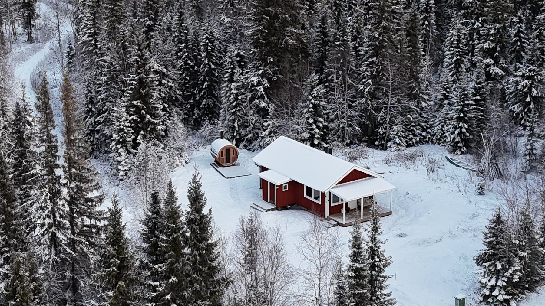 Rotes Haus inmitten eines verschneiten schwedischen Waldes