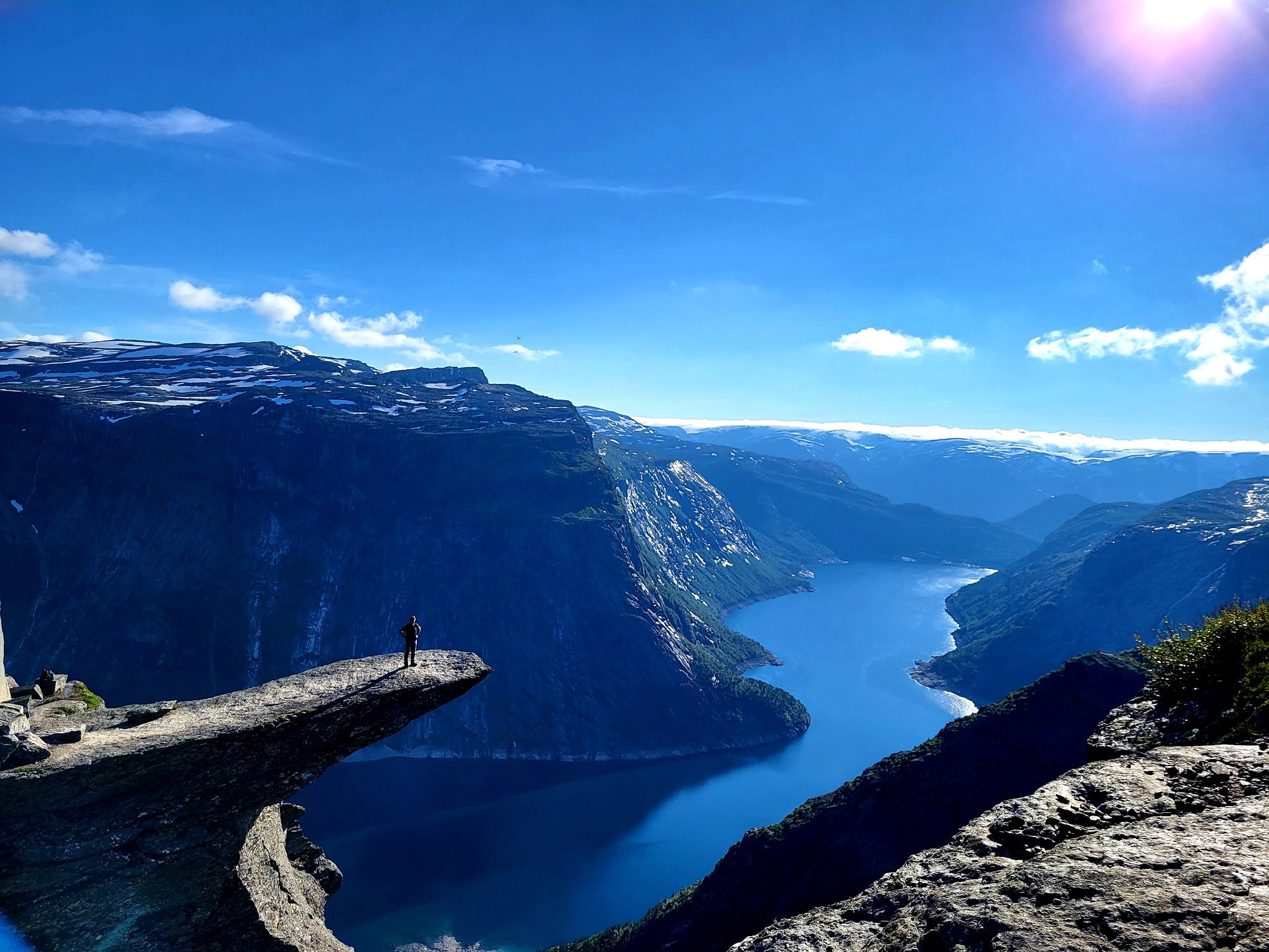 Trolltunga in Norwegen mit Blick auf den See und die umliegenden Berge