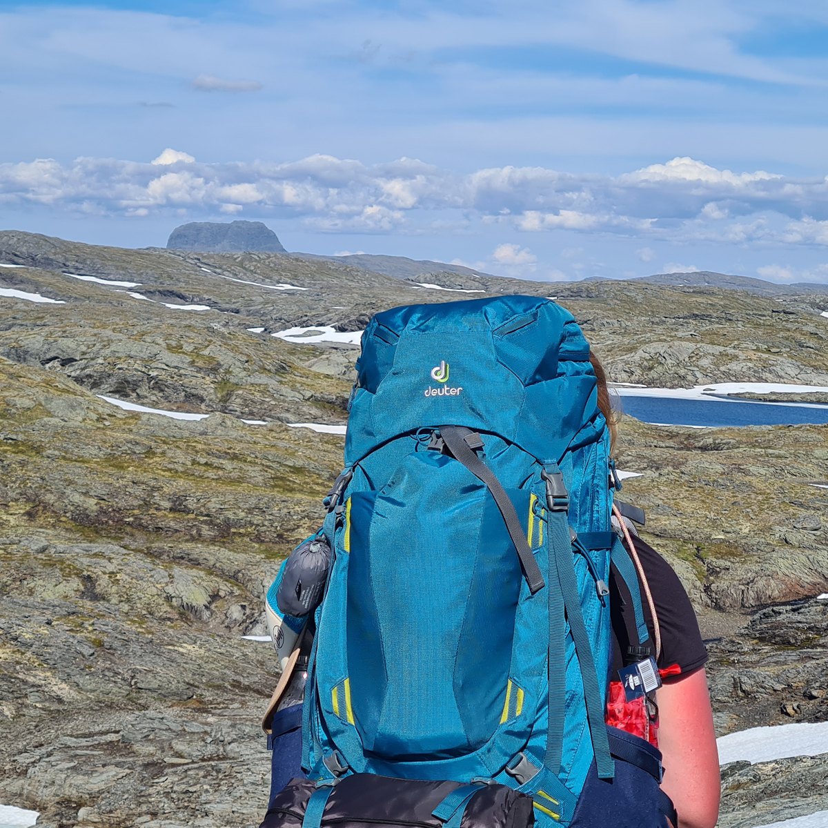Andrea von hinten mit blauem Wanderrucksack in einer felsigen Landschaft