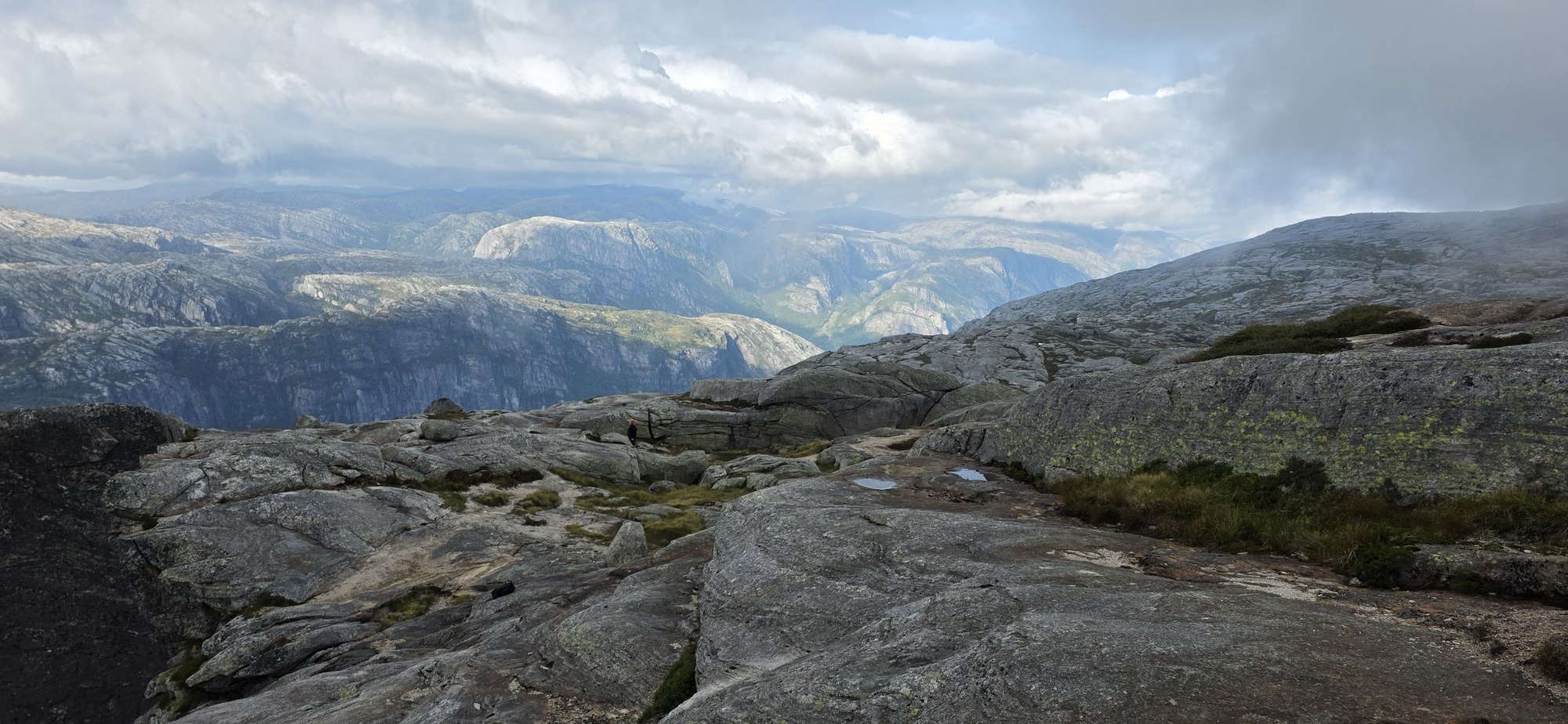 Blick über eine weite felsige Landschaft
